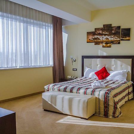 Tcc Grand Plaza Hotel Скопие Екстериор снимка