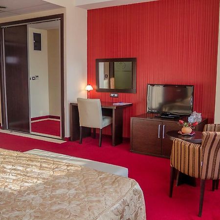Tcc Grand Plaza Hotel Скопие Екстериор снимка