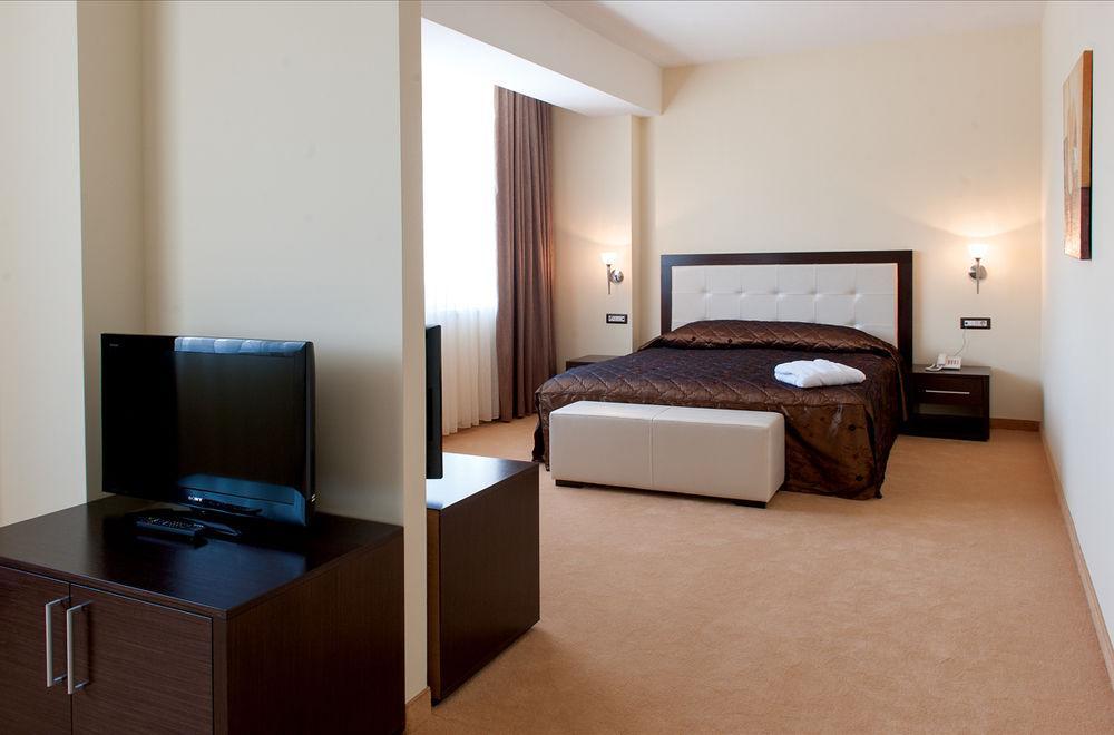 Tcc Grand Plaza Hotel Скопие Екстериор снимка