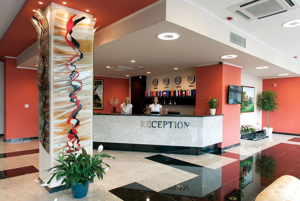 Tcc Grand Plaza Hotel Скопие Екстериор снимка