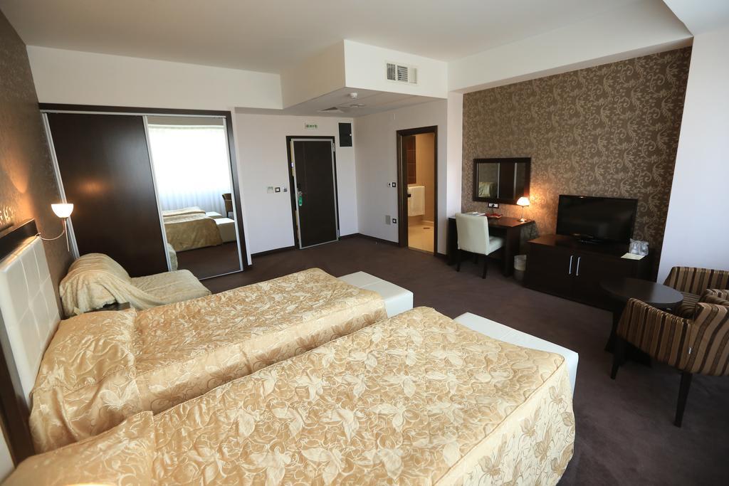 Tcc Grand Plaza Hotel Скопие Екстериор снимка