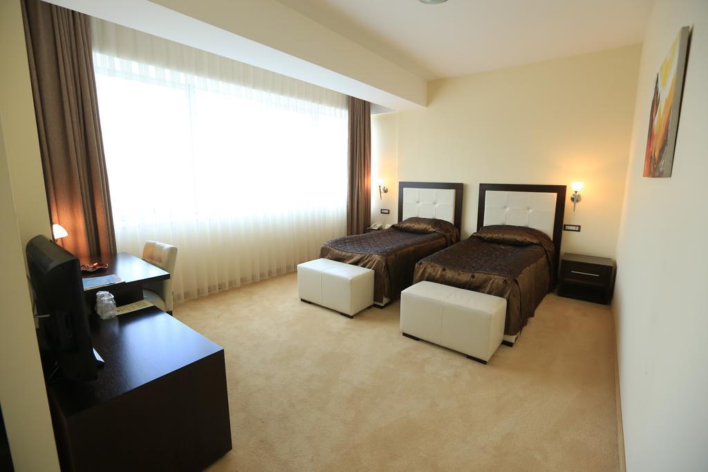 Tcc Grand Plaza Hotel Скопие Екстериор снимка