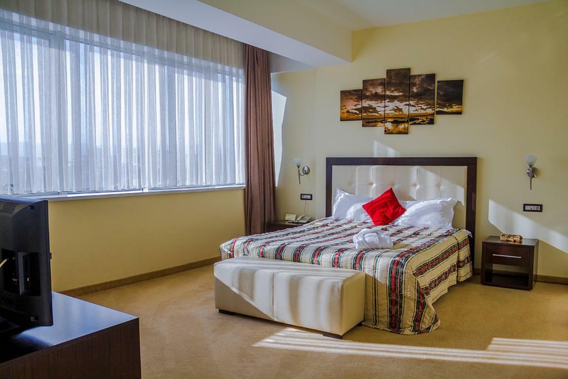 Tcc Grand Plaza Hotel Скопие Екстериор снимка