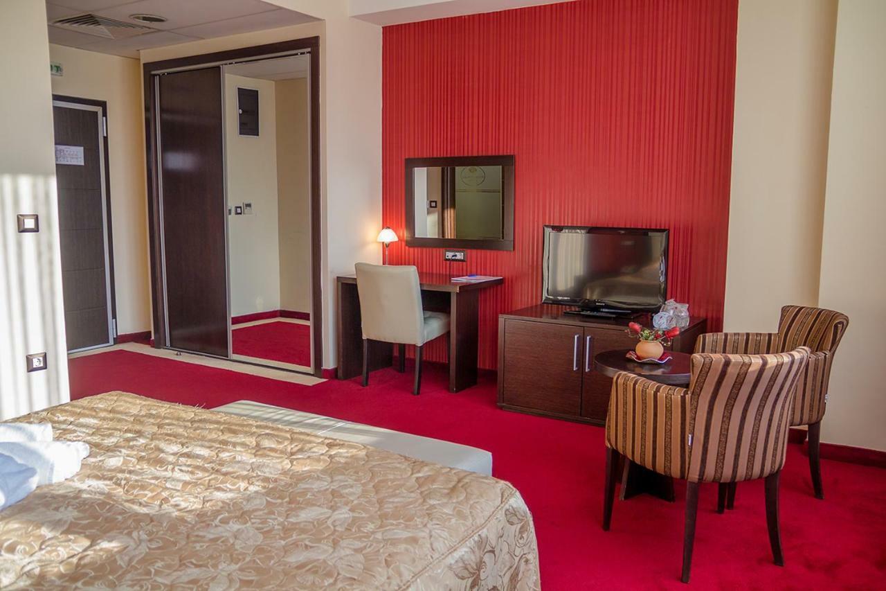 Tcc Grand Plaza Hotel Скопие Екстериор снимка